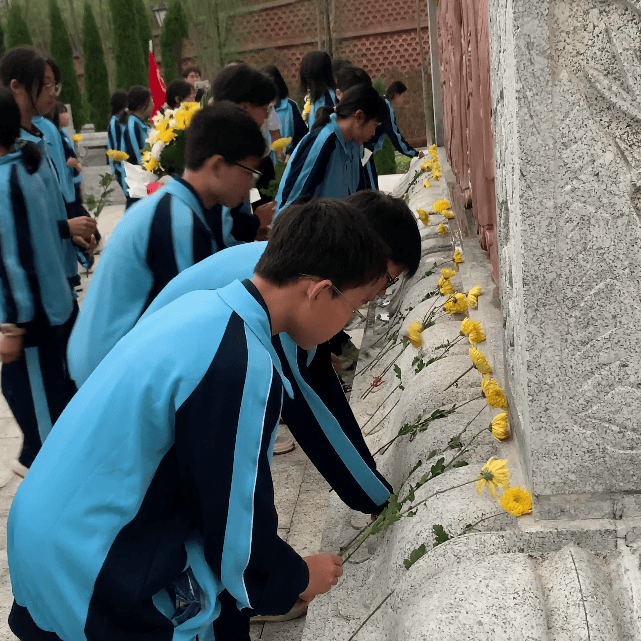 学生清明祭扫英烈图片