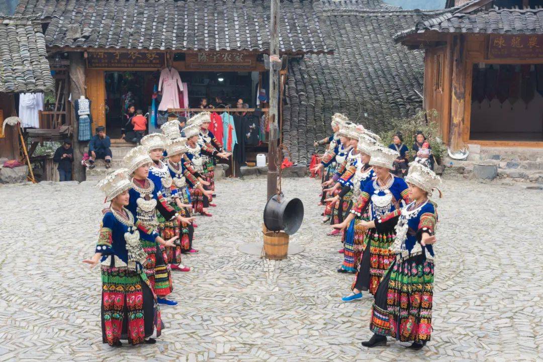 高山流水长桌宴苗家人的热情都在这一碗酒里了到了苗寨品尝长桌宴的