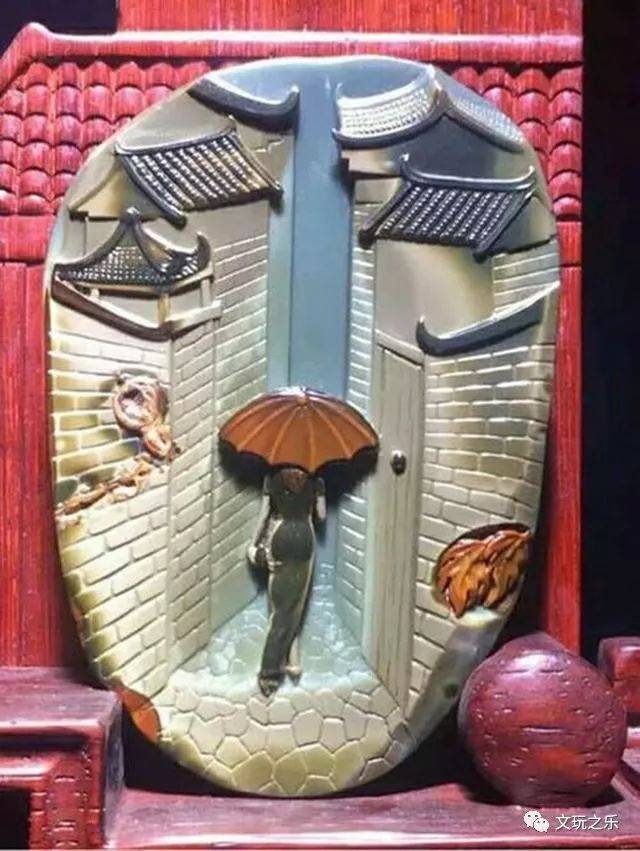 在艺术家刻刀下所展现的江南雨巷之美,也只有阿拉善玛瑙可以做到,虽然