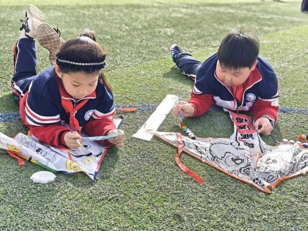 放飞活动开始了,队员们如飞鸟一般冲向活动场地,手中的风筝在他们的