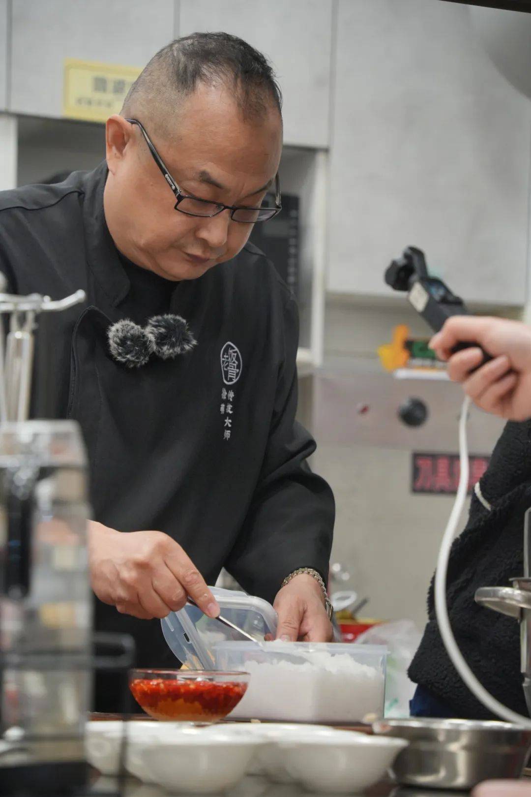 老饭骨团队:中国烹饪界资深大师组合:由"大爷"郑秀生,"二伯"孙立新