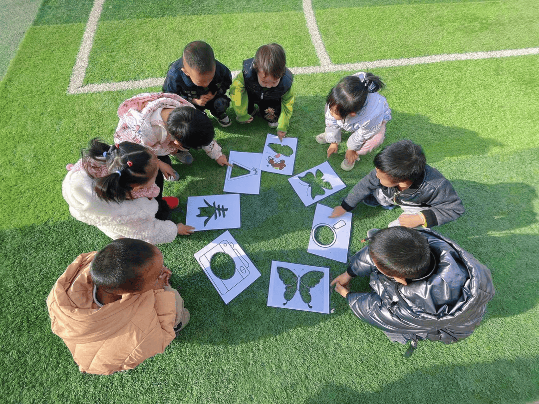 小朋友们用镂空的简笔画框来定格春天的美,春天真的在我们的眼睛里!