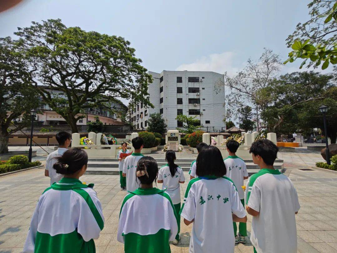 琼海市教育局联合嘉积中学共同开展清明祭扫活动