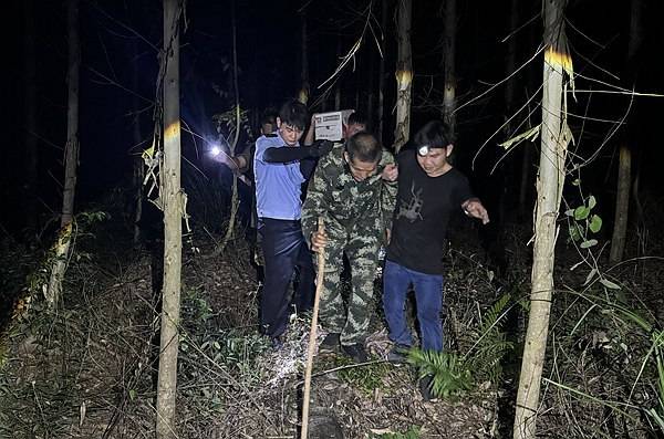 老人深山祭祖失联警民合力连夜搜救