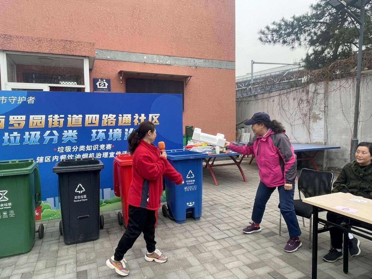 图源:北京丰台西罗园街道办事处在活动现场,辖区居民,党员志愿者