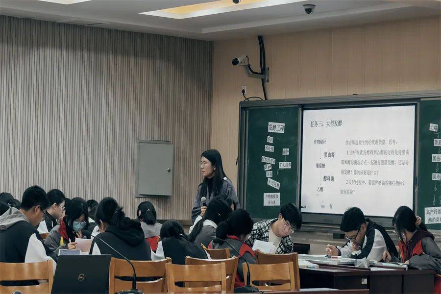 嘉善中学的陈娟老师开设了一堂以《发酵工程》为题的公开课.