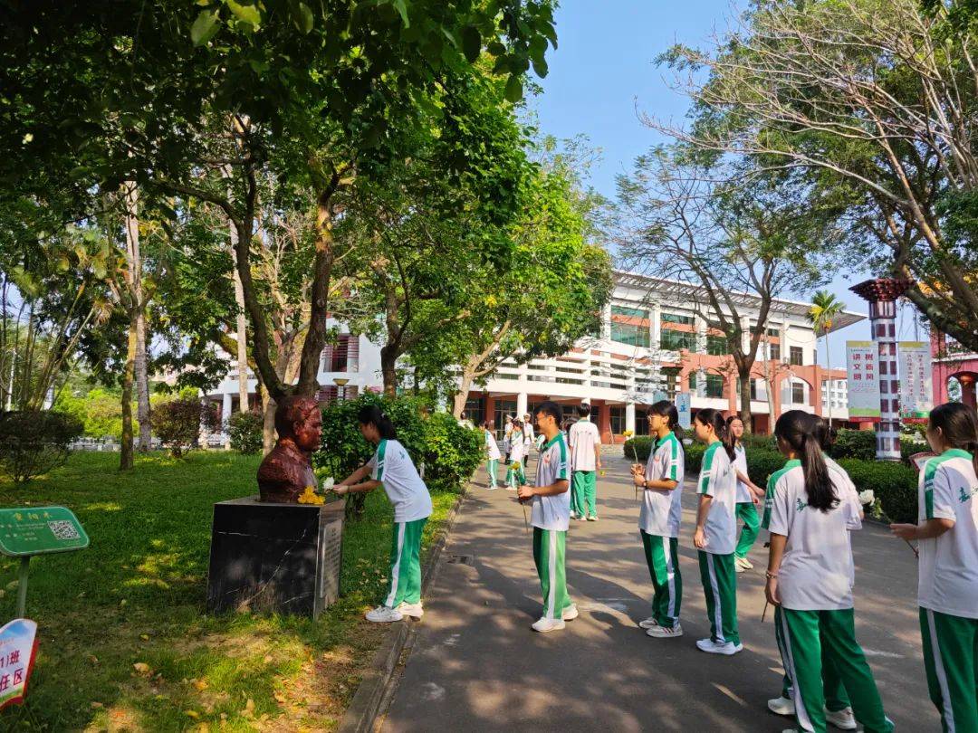 琼海市教育局联合嘉积中学共同开展清明祭扫活动