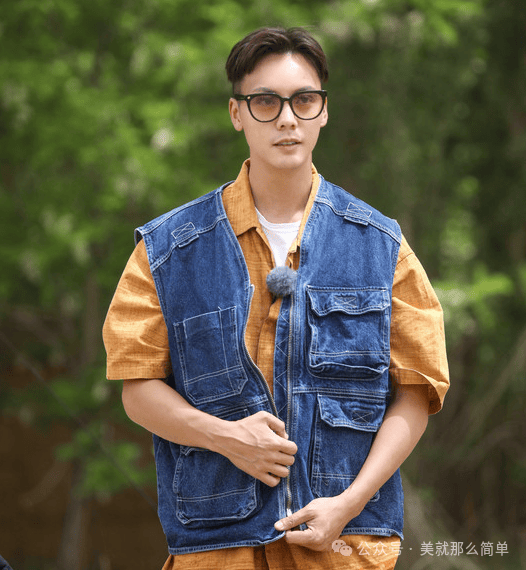 陈伟霆蓝色牛仔质地的战术马甲,叠穿一件白t和黄色短袖衬衣,墨镜也和