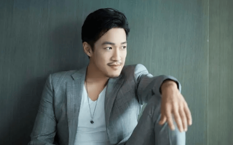 她的丈夫张博宇,作为著名演员张丰毅和吕丽萍的独子,同样经历了不少的