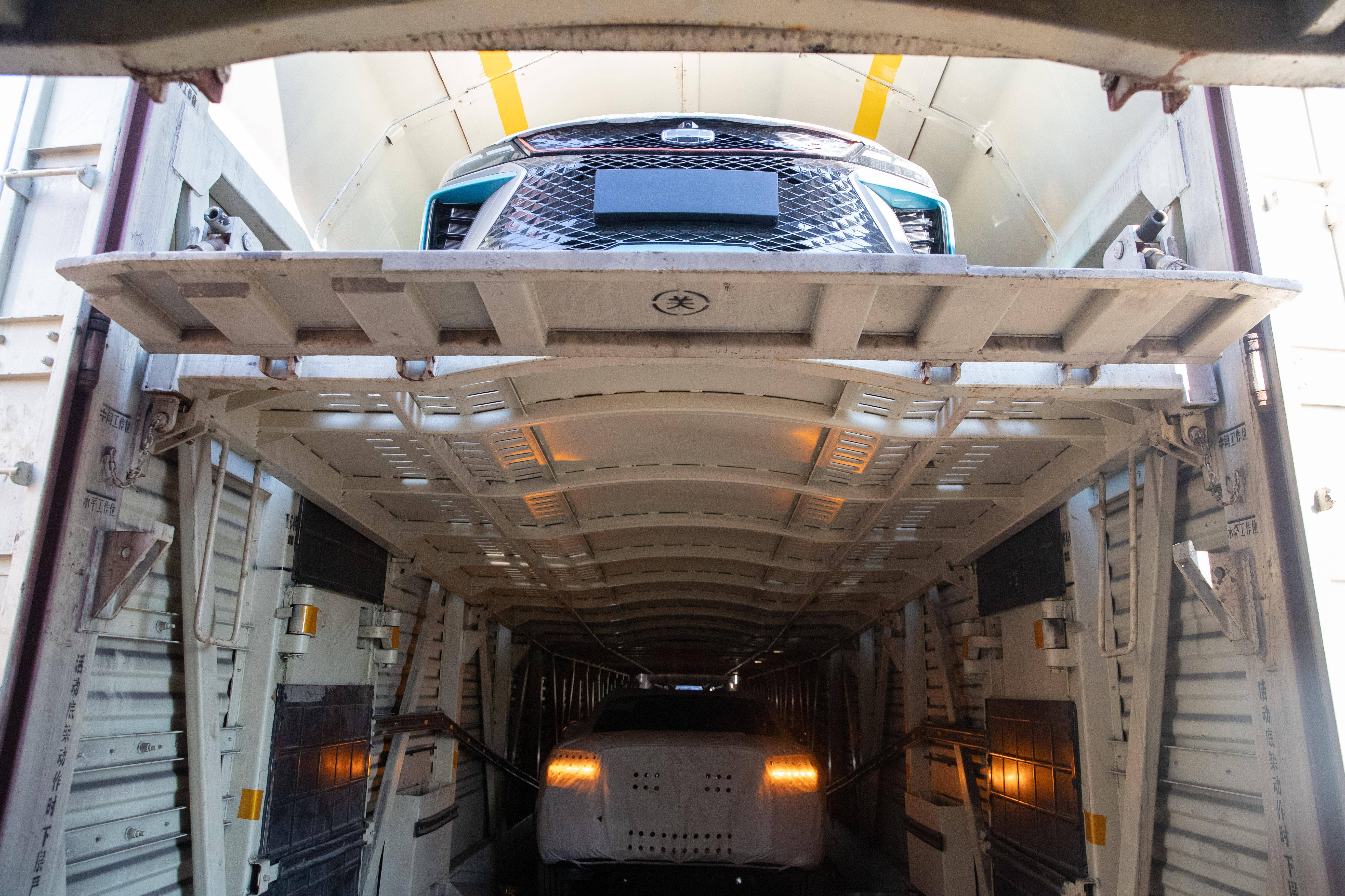 新华全媒黑龙江省首开jsq专用车型商品车中欧班列