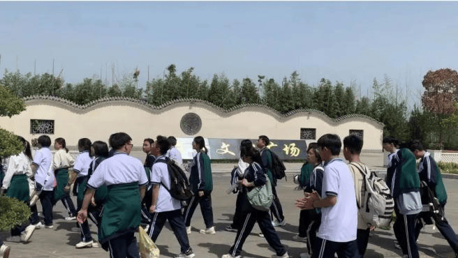 踏青徒步与青春同行丨扶沟县各高中团委组织学生团员开展徒步远足活动