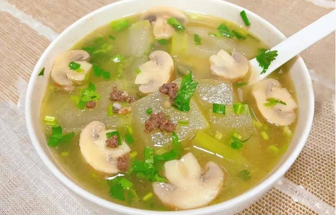 超赞的冬瓜肉末蘑菇汤,汤鲜味美,好吃到连汤也不剩!