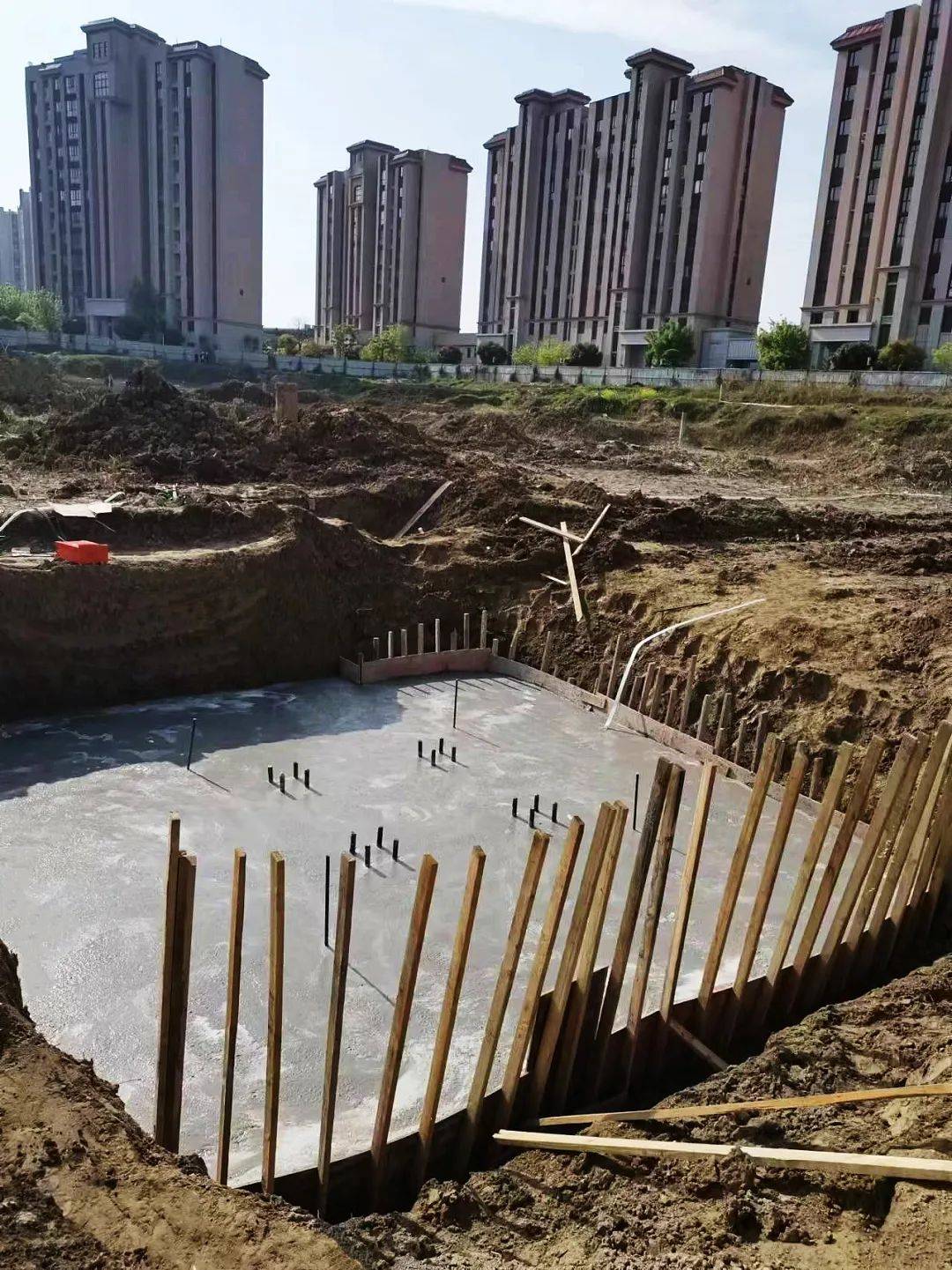 严格做好工程管控,在控制好施工节奏的基础上,全力实现工程质量和进度
