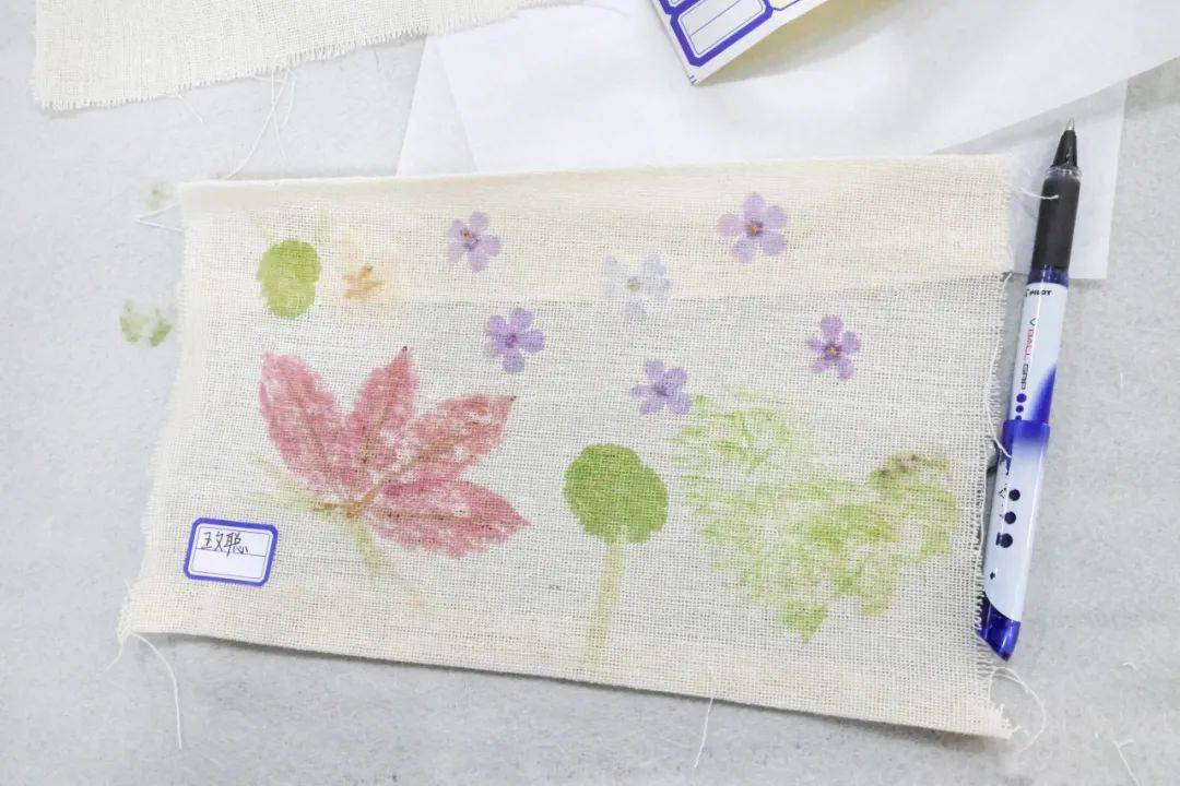 青春日职 | "拓花草之印,染自然之美"——思政部开展植物拓染活动