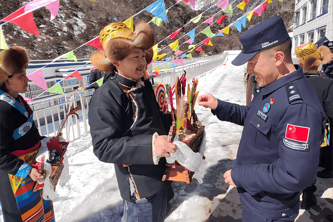 手绘"寻宝图",污物中寻毒,空手夺猎枪.他们经历了什么?