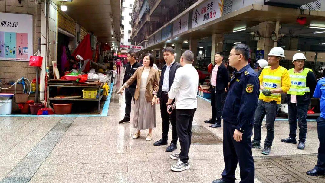 青阳街道主要领导带队检查农贸市场
