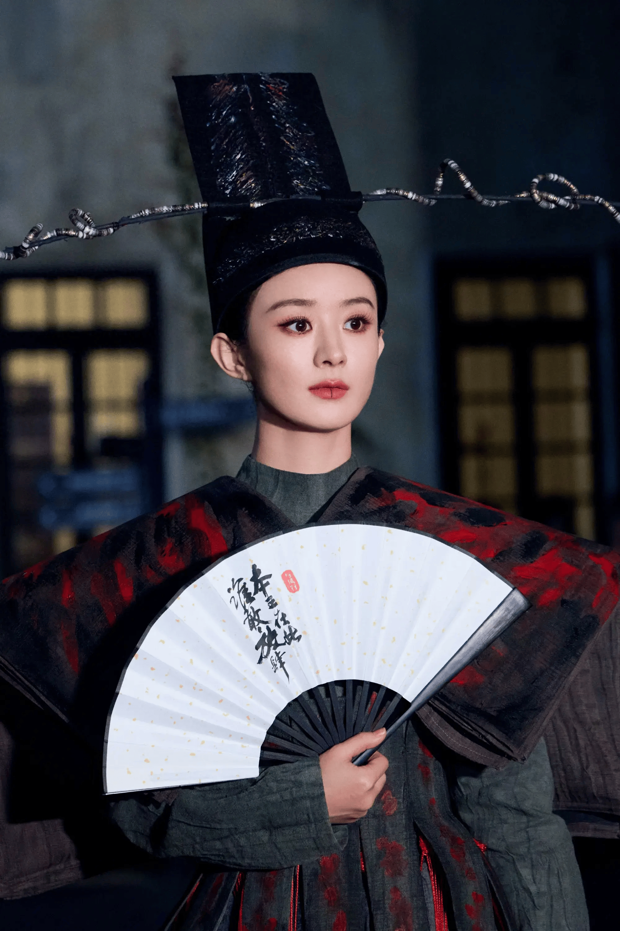 赵丽颖黑衣新娘妆:轻挥折扇,气度不凡!