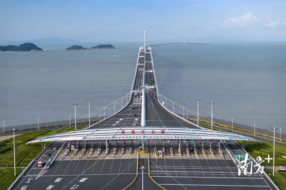 图为港珠澳大桥.