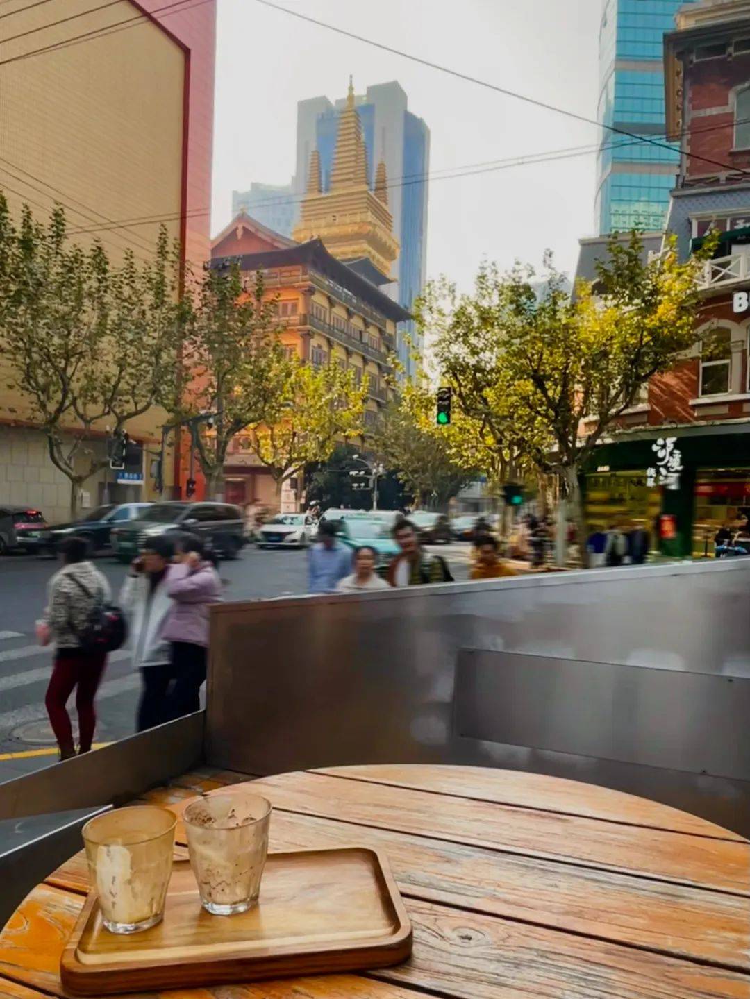 上海延安路天桥竟成网红打卡地茫茫多人只为等静安寺亮灯解锁更多宝藏