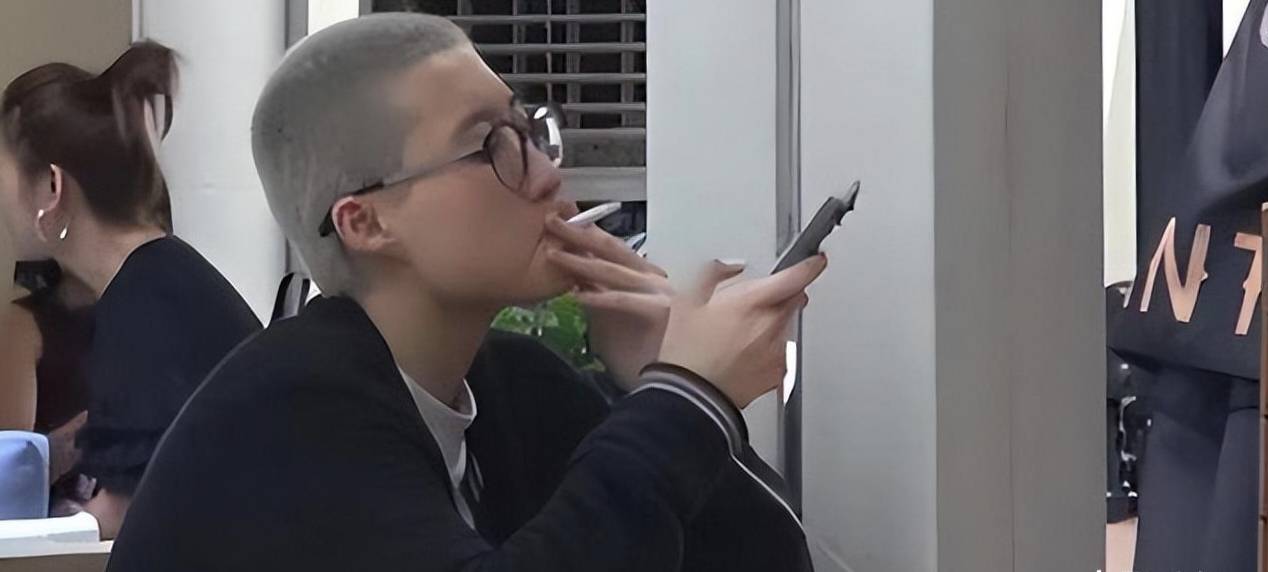 原创被成龙抛弃的小龙女吴卓林国外街头形象大变抽烟剪寸头染发