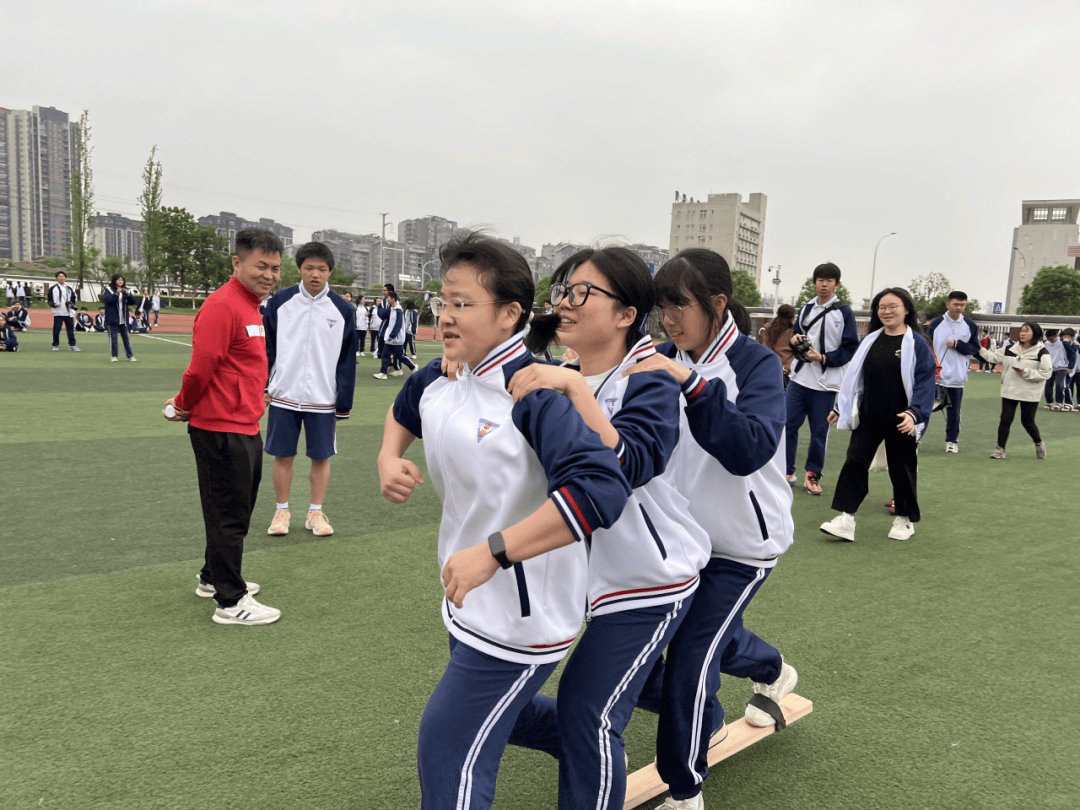 点亮科技梦共筑民族魂桂林市中山中学开展2024年民族传统体育运动会暨