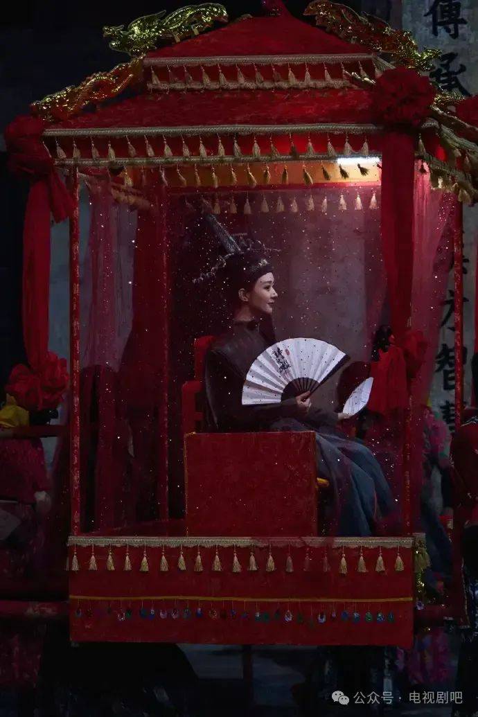 赵丽颖黑衣红轿手握折扇古装王爷造型英气