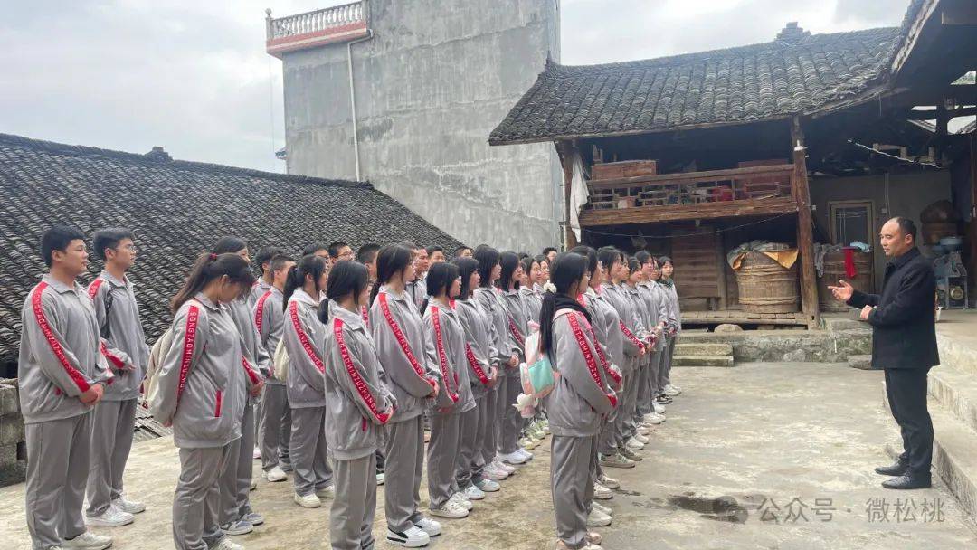 在龙世昌故居,松桃民族中学教师龙勇正在给学生们详细介绍龙世昌烈士