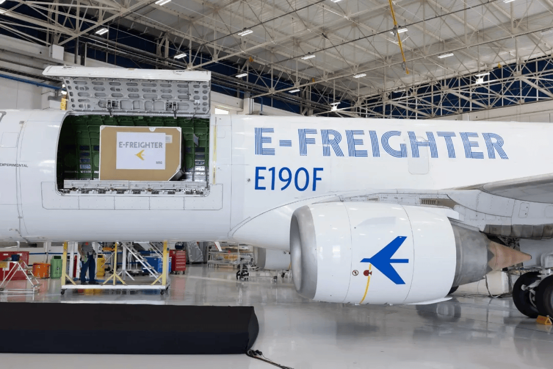 新货机e190客改货首飞