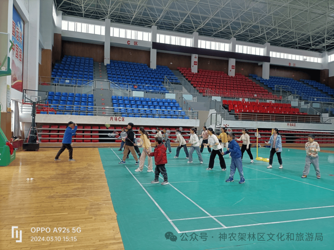 林区少年儿童业余体校羽毛球训练班在体育馆开班