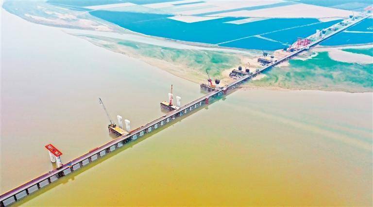 白水平摄(中经视觉)4月6日,浙江省玉环市温玉铁路新龙头岭隧道工程