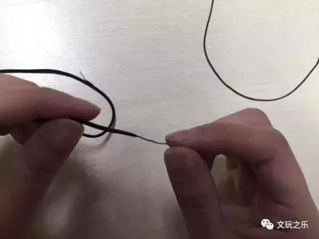 用打火机的内焰烧绳子前段约1毫米处,注意不要烧着火,绳子近化状态最