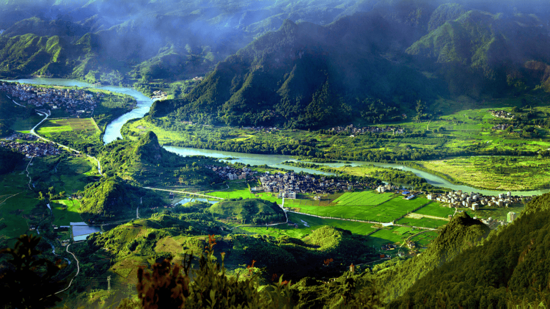 九仙村背靠支提山国家森林公园,面向宁德"母亲河"霍童溪,是著名的