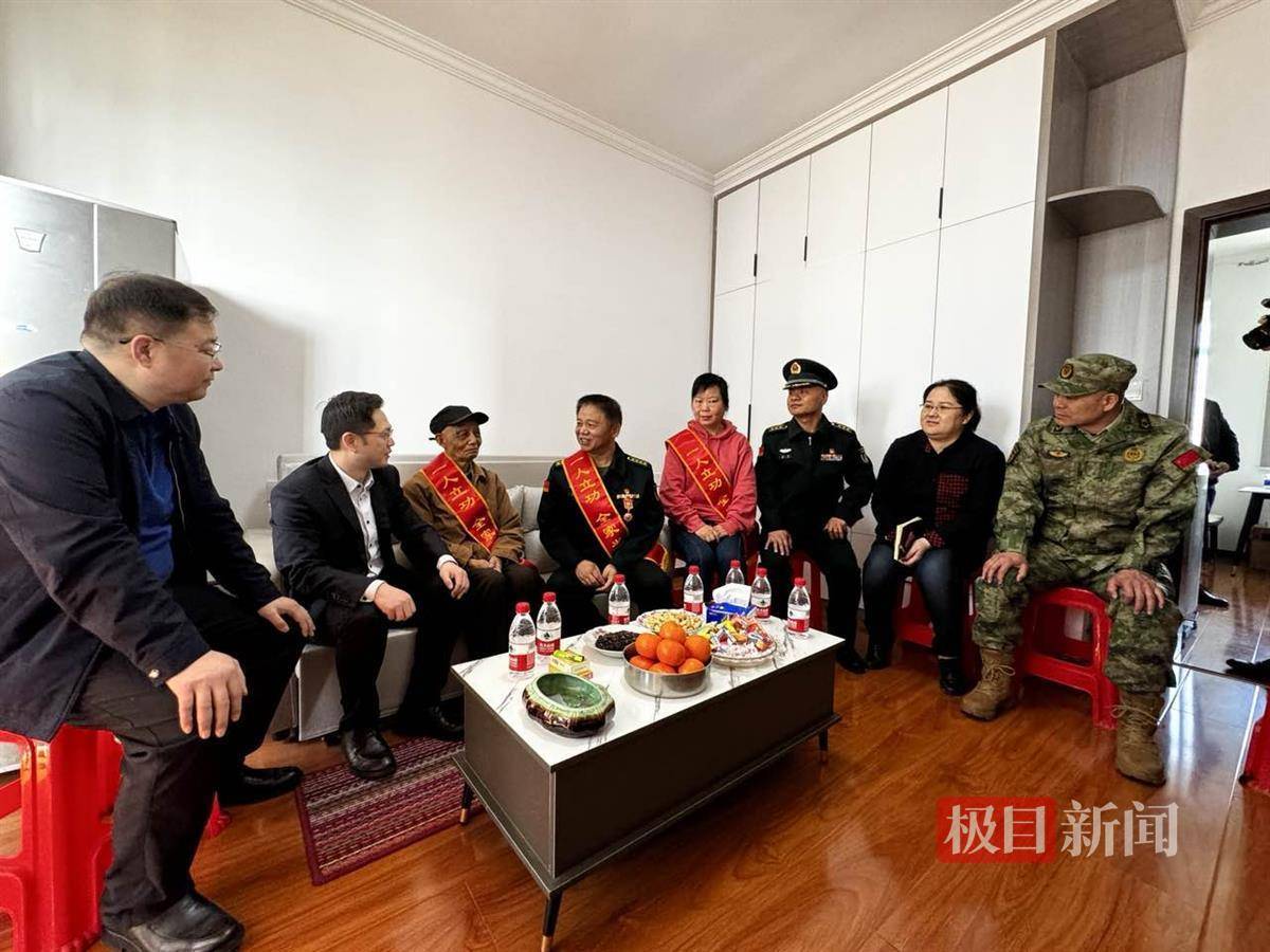 见证荣耀青山区为荣立三等功现役军人家属送喜报