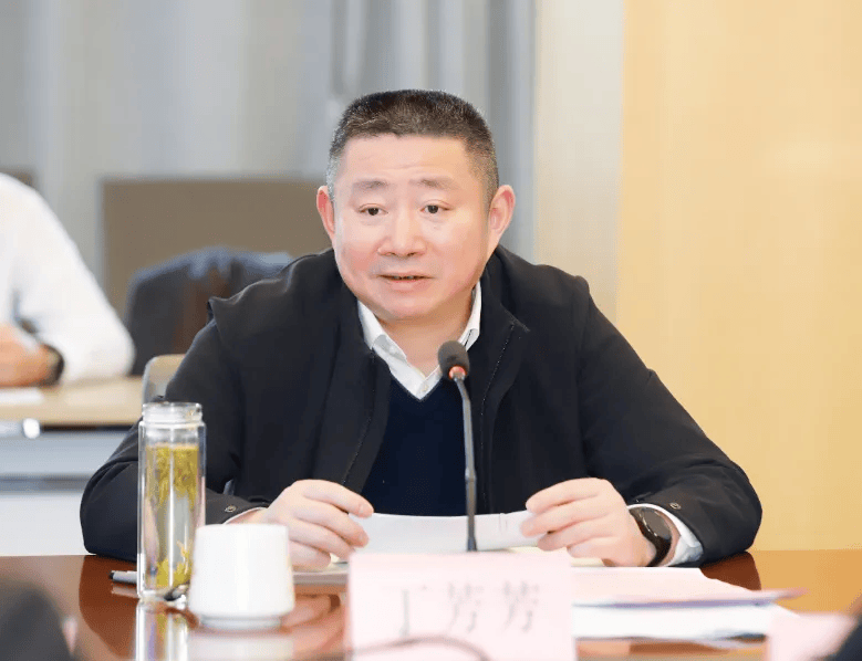 恳谈会上,湖州御梵化妆品科技有限公司总经理张爱东,浙江咔咔玛科技