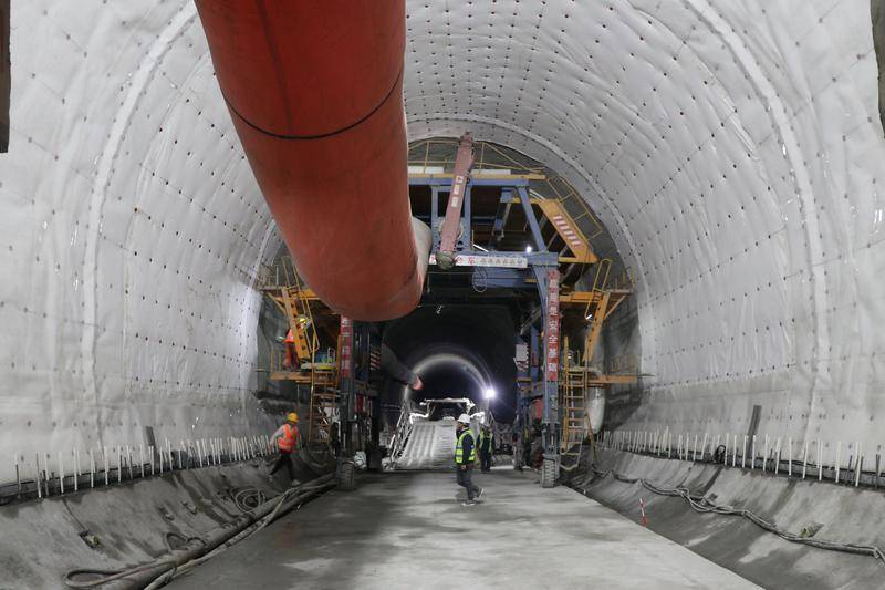 西十高铁重点控制性工程西岭隧道1号斜井掘进突破5000米大关