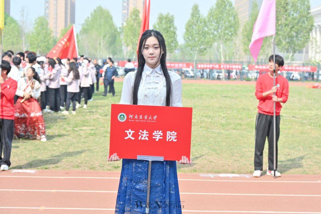 运动会举牌女生图片