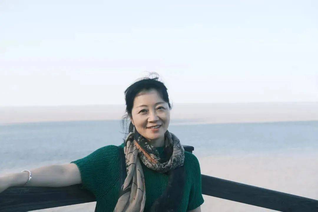 主要作品有:长篇小说《纸人》《野芒坡》《帆》《月亮茶馆里的童年》