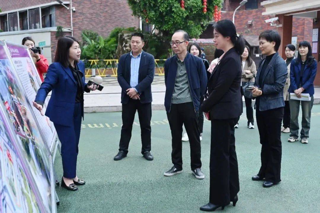 并与福清市城关小学教育集团党总支书记,校长夏金等人亲切交流,共同