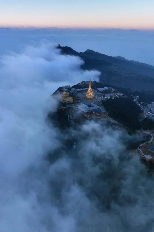 专属于峨眉山的四月天,我直呼好绝!_金顶_人间_云去山