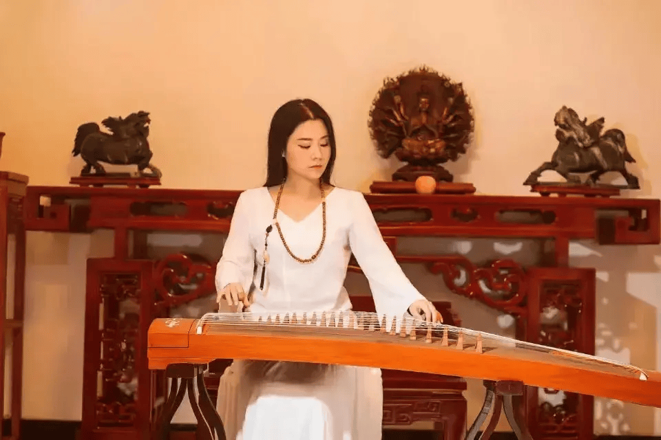 古筝游琦,驻马店市古筝古琴学会会长,中国文化部民族器乐类古筝专业