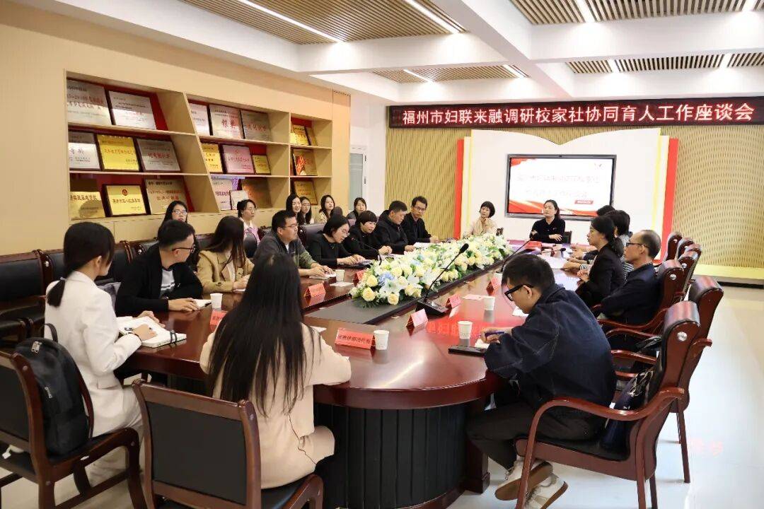 当天下午,调研组一行来到福清市百合小学,为百合小学送上"福州市三八