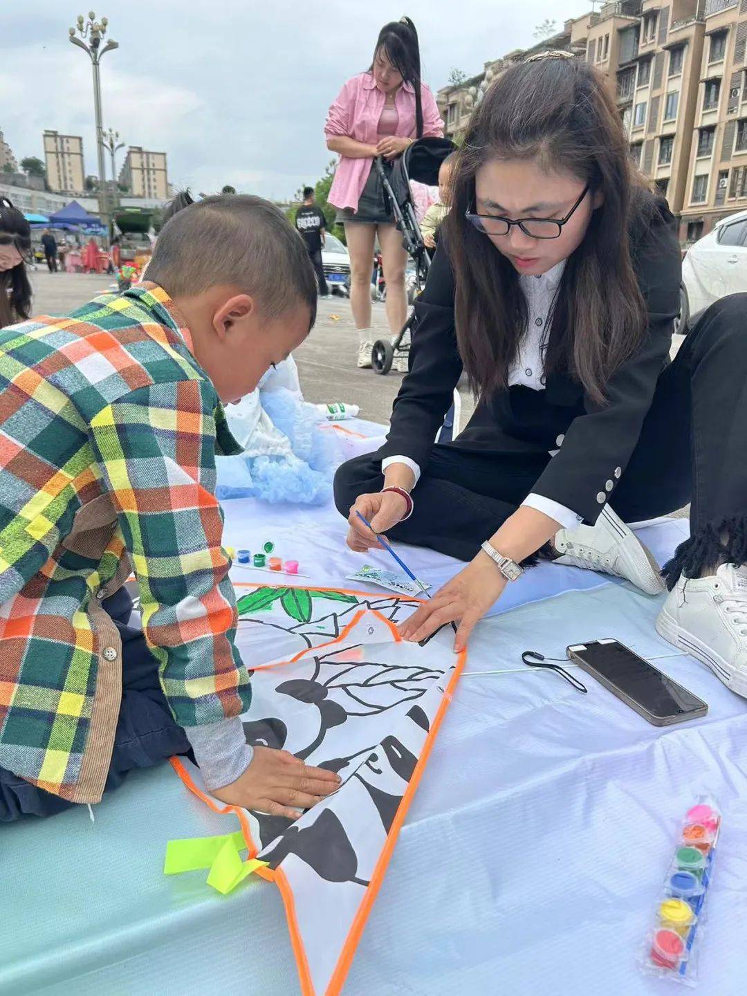 叙永校区美琪&重百商场4月5日,美琪风筝节活动在各大校区如火如荼地