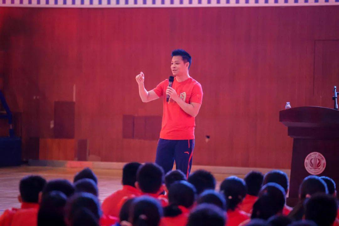 何冲一一耐心解答,用幽默风趣的语言让同学们在轻松愉快的氛围中收获