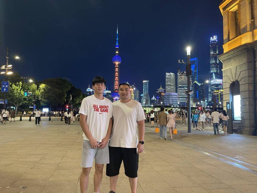 陈家政(左)和父亲陈磊合影陈家政能够在高中阶段从校园篮球走到职业队