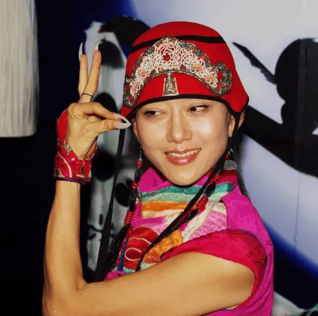 不过现在62岁的杨丽萍舍得将自己的指甲剪掉,估计也是因为年龄上原因