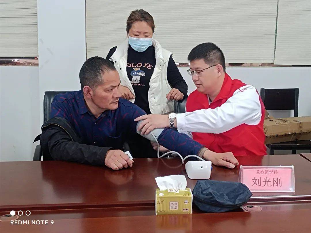 康复科诊疗摊位前人头攒动,陈一鸣主任首次在家门口为邻里提供治疗