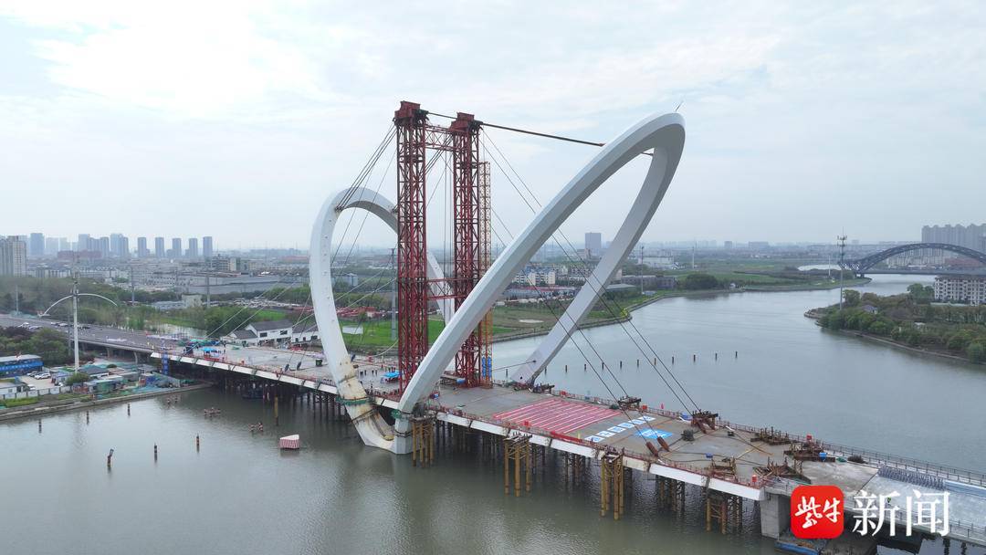 视频国内首创申张线青阳港段航道整治工程震川桥钢拱塔完成竖向转体
