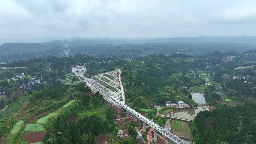 就在昨天南充至巴中高铁动车开跑正式通车进入倒计时