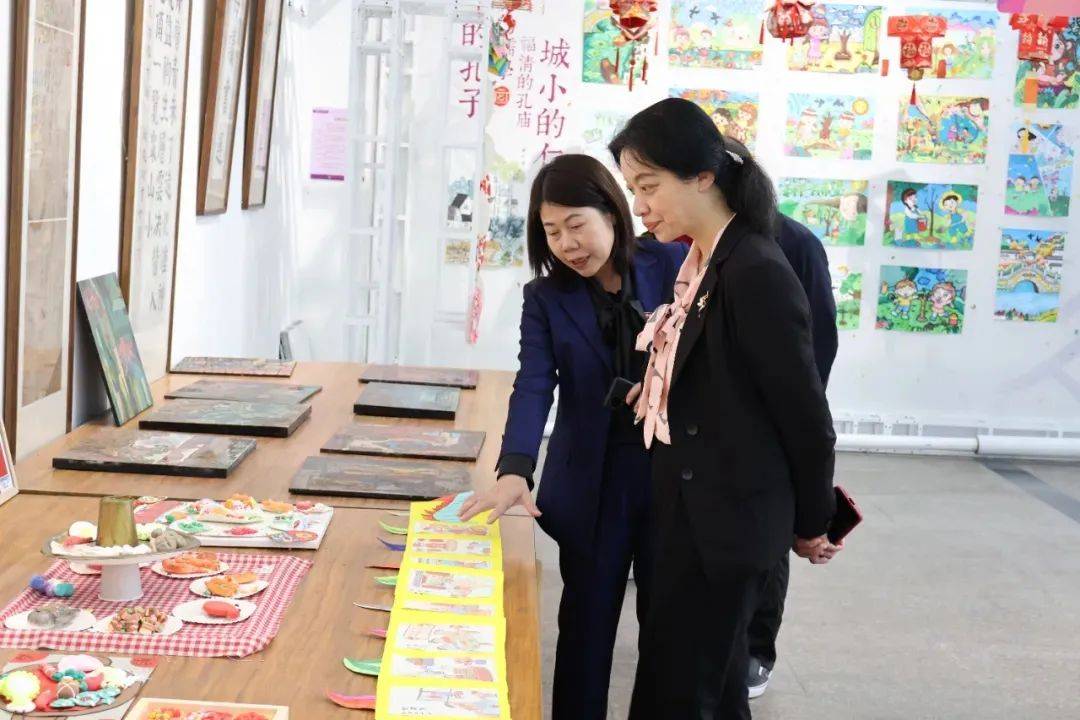 并与福清市城关小学教育集团党总支书记,校长夏金等人亲切交流,共同