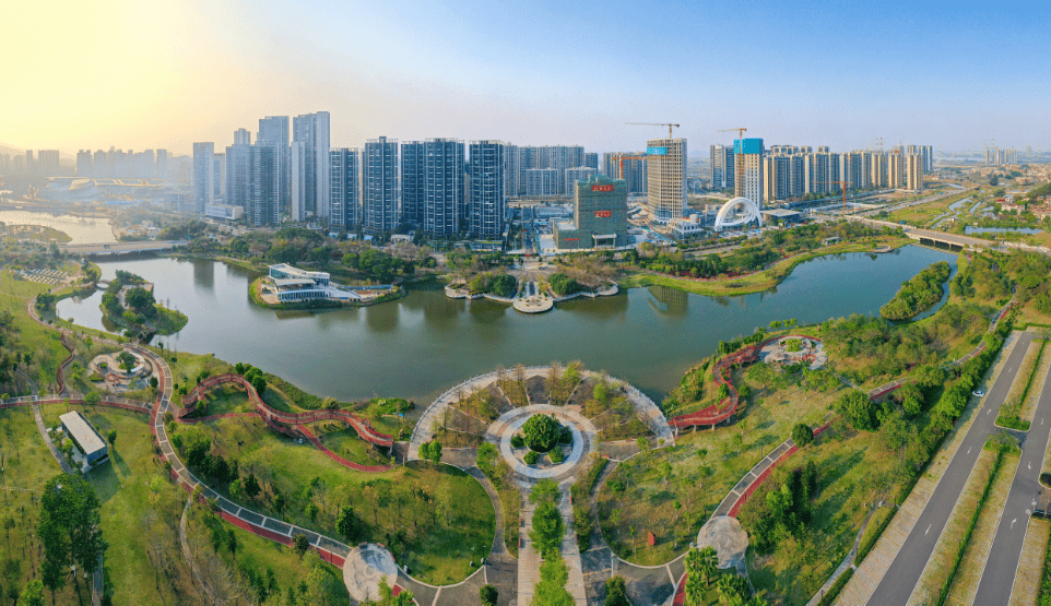 城市绿地不断拓展,1809个公园绿地遍布山林,社区,街边,与城市融为一体
